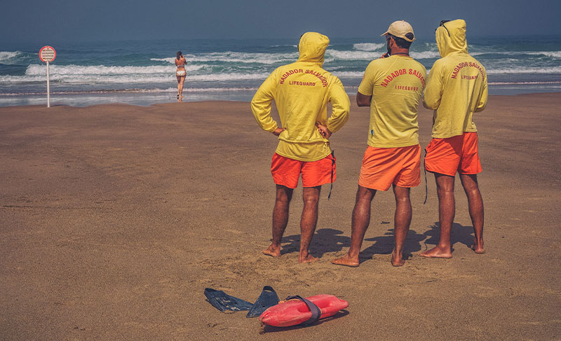 Nadadores atentos na Praia de Odeceixe