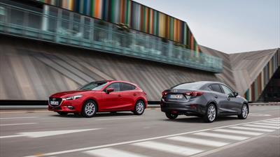 2017Mazda3 FAMILY_Action_1