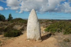Vila do Bispo - Menires de Milrei-Padrão-Raposeira